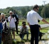 Alain-Fabien et Anouchka, enfants qu'il a eus avec Rosalie van Breemen, et Anthony Delon sont apparus soudés
Anthony Delon et son demi-frère Alain-Fabien découvrent les hommages devant les grilles de la propriété de Douchy, quelques heures avant les obsèques de leur père, A.Delon, le 24 août 2024.