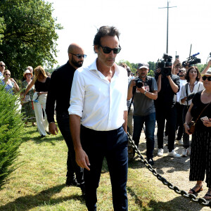 Anthony Delon et son demi-frère Alain-Fabien découvrent les hommages devant les grilles de la propriété de Douchy, quelques heures avant les obsèques de leur père, A.Delon, le 24 août 2024.