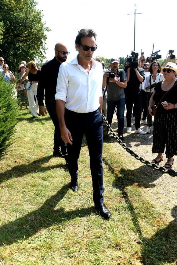 Anthony Delon et son demi-frère Alain-Fabien découvrent les hommages devant les grilles de la propriété de Douchy, quelques heures avant les obsèques de leur père, A.Delon, le 24 août 2024.