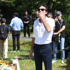 Anthony Delon et son demi-frère Alain-Fabien découvrent les hommages devant les grilles de la propriété de Douchy, quelques heures avant les obsèques de leur père, A.Delon, le 24 août 2024.