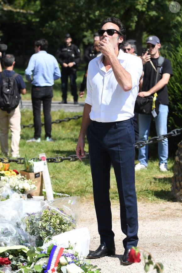 Anthony Delon et son demi-frère Alain-Fabien découvrent les hommages devant les grilles de la propriété de Douchy, quelques heures avant les obsèques de leur père, A.Delon, le 24 août 2024.