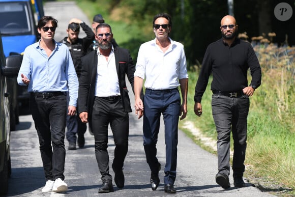 Anthony Delon et son demi-frère Alain-Fabien découvrent les hommages devant les grilles de la propriété de Douchy, quelques heures avant les obsèques de leur père, A.Delon, le 24 août 2024.