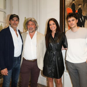 Exclusif - Anthony Delon, Arnaud Cornette de Saint Cyr, Anouchka Delon et Alain-Fabien Delon au cocktail à l'issue de la conférence de presse pour la vente de la collection Alain Delon chez Bonhams Cornette de Saint Cyr à Paris le 19 juin 2023. © Coadic Guirec/Bestimage