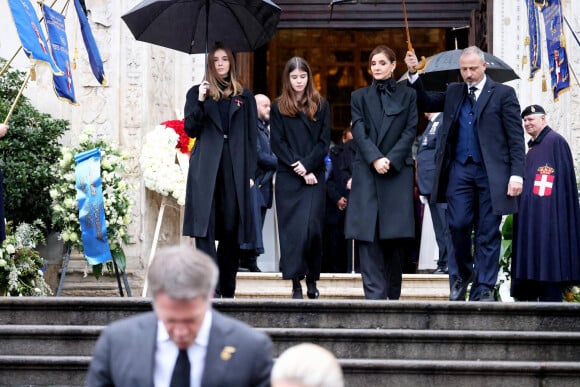 Les princesses Luisa et Vittoria de Savoie avec leur mère, la princesse Clotilde Courau de Savoie - Sorties des funérailles du prince Victor Emmanuel de Savoie en la cathédrale Saint-Jean-Baptiste de Turin le 10 février 2024. © Dominique Jacovides/Bestimage