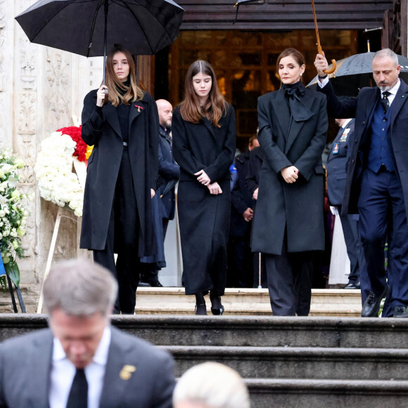 Les princesses Luisa et Vittoria de Savoie avec leur mère, la princesse Clotilde Courau de Savoie - Sorties des funérailles du prince Victor Emmanuel de Savoie en la cathédrale Saint-Jean-Baptiste de Turin le 10 février 2024. © Dominique Jacovides/Bestimage