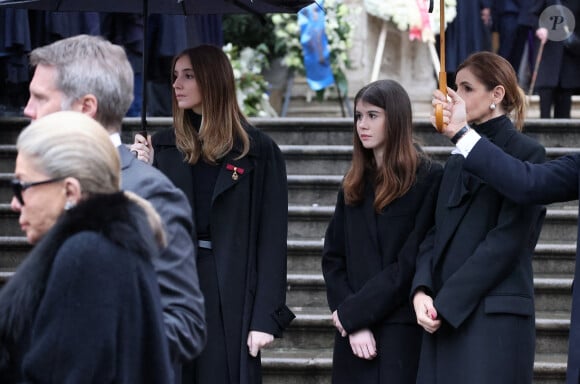 Parents de deux filles désormais adultes, Vittoria et Luisa, ils se partagent entre la France et l'Italie
Les princesses Luisa et Vittoria de Savoie avec leur mère, la princesse Clotilde Courau de Savoie - Sorties des funérailles du prince Victor Emmanuel de Savoie en la cathédrale Saint-Jean-Baptiste de Turin le 10 février 2024. © Dominique Jacovides/Bestimage