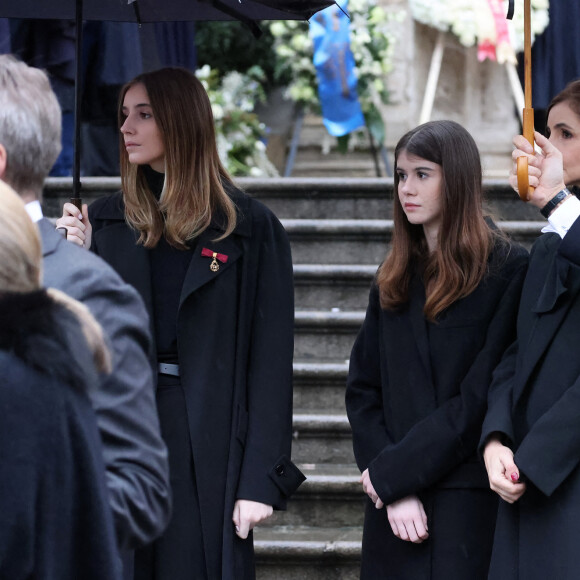 Parents de deux filles désormais adultes, Vittoria et Luisa, ils se partagent entre la France et l'Italie
Les princesses Luisa et Vittoria de Savoie avec leur mère, la princesse Clotilde Courau de Savoie - Sorties des funérailles du prince Victor Emmanuel de Savoie en la cathédrale Saint-Jean-Baptiste de Turin le 10 février 2024. © Dominique Jacovides/Bestimage