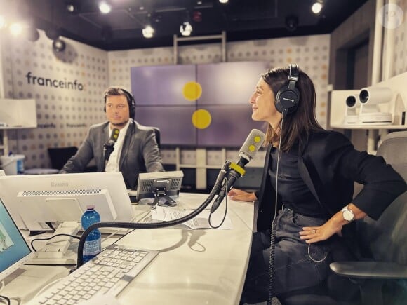 Agathe Lambret dans le studio de Franceinfo