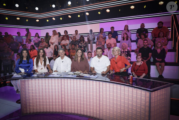 Exclusif - Marion Marimoutou, Delphine Wespiser, Jacques Cardoze, Valérie Benaim, Raymond Aabou, Sophie Davant - Sur le plateau de l'émission TPMP (Touche Pas à Mon Poste) présentée en direct par C.Hanouna et diffusée sur C8 - Paris le 07/09/2023 - © Jack Tribeca / Bestimage