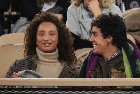 Ce n'est pas la première fois qu'Eleejah Noah s'affiche avec Naim Belhaloumi, qui était à ses côtés à Roland-Garros
 
Eleejah Noah dans les tribunes (night session) des Internationaux de France de tennis de Roland Garros 2024 à Paris, France, le 1er juin 2024. © Jacovides-Moreau/Bestimage