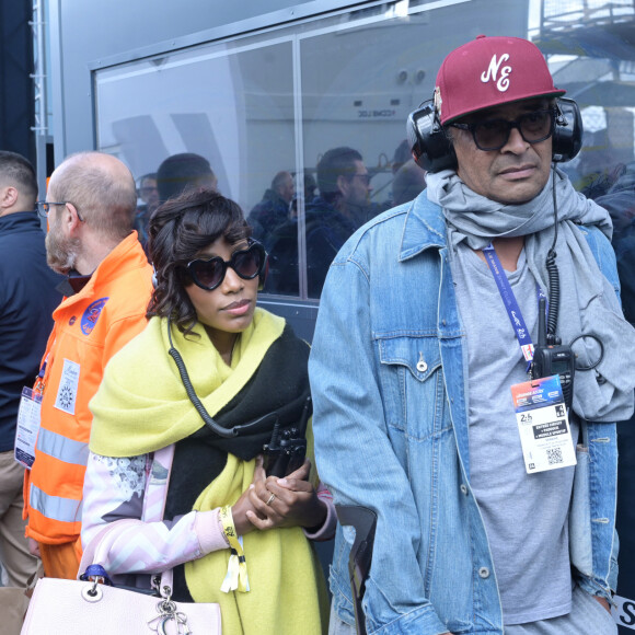 Yannick Noah et sa compagne Malika, enceinte. lors des "24H du Mans 2024", le 15 juin 2024. © Rachid Bellak/Bestimage 