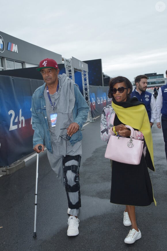 Yannick Noah et sa compagne Malika, enceinte. lors des "24H du Mans 2024", le 15 juin 2024. © Rachid Bellak/Bestimage 