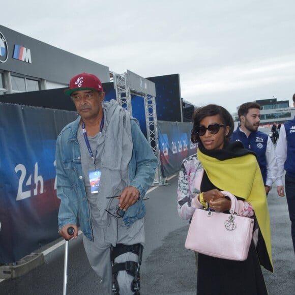 Yannick Noah et sa compagne Malika, enceinte. lors des "24H du Mans 2024", le 15 juin 2024. © Rachid Bellak/Bestimage 