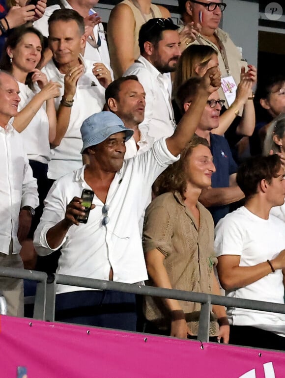 Yannick Noah et son fils Joalukas - People dans les tribunes lord du match d'ouverture de la Coupe du Monde de Rugby France 2023 avant le match de la Poule A entre la France et la Nouvelle-Zélande au Stade de France à Saint-Denis le 8 septembre 2023. © Dominique Jacovides/Bestimage