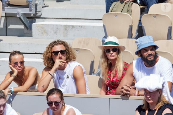 Joakim Noah, Isabelle Camus et Joalukas Noah en tribunes lors des Internationaux de France de tennis de Roland Garros 2023 à Paris, France, le 1er juin 2023. © Jacovides-Moreau/Bestimage 