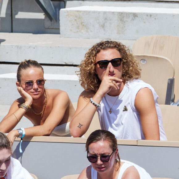 Joakim Noah, Isabelle Camus et Joalukas Noah en tribunes lors des Internationaux de France de tennis de Roland Garros 2023 à Paris, France, le 1er juin 2023. © Jacovides-Moreau/Bestimage 