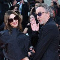 Monica Bellucci dans une robe inspirée de l'univers de son amoureux Tim Burton, elle resplendit