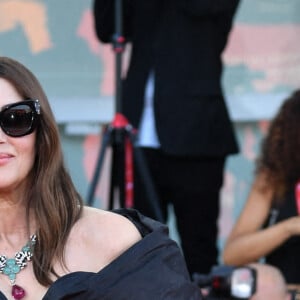 L'actrice était vêtue d'une magnifique robe longue en satin et taffeta, signée Vivienne Westwood haute couture
Monica Bellucci lors de la cérémonie d'ouverture de la 81ème édition du Festival de la Mostra de Venise, le 28 août 2024