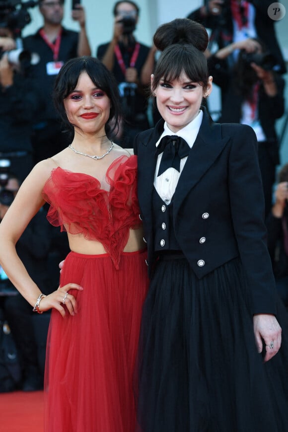 Jenna Ortega, dans une robe dos nu en tulle rouge de la maison Christian Dior, s'est présenté au bras de celle qui interprète sa mère, Winona Ryder.
Jenna Ortega et Winona Ryder lors de la cérémonie d'ouverture de la 81ème édition du Festival de la Mostra de Venise, le 28 août 2024