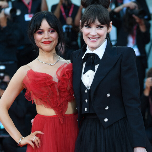 Jenna Ortega, dans une robe dos nu en tulle rouge de la maison Christian Dior, s'est présenté au bras de celle qui interprète sa mère, Winona Ryder.
Jenna Ortega et Winona Ryder lors de la cérémonie d'ouverture de la 81ème édition du Festival de la Mostra de Venise, le 28 août 2024