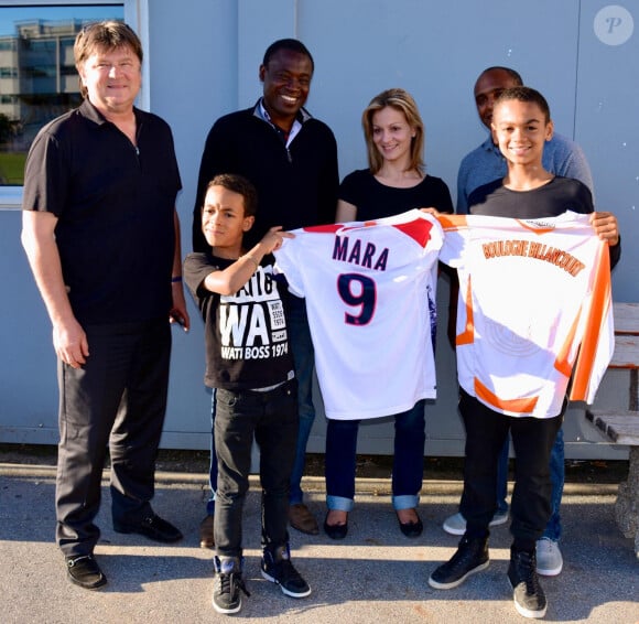 Exclusif - Yannick Stopyra, responsable du recrutement au centre de formation des Girondins de Bordeaux, Audrey Crespo-Mara, son mari Aliou Mara, leurs fils Sékou (2002) et Lamine (2005) le 26 avril 2015 à Bordeaux. Audrey Crespo-Mara, son fils Sekou Mara, après avoir fait ses armes chez les Girondins de Bordeaux jusqu'en 2022 joue actuellement à Southampton et est sélectionné chez les Espoirs en France.