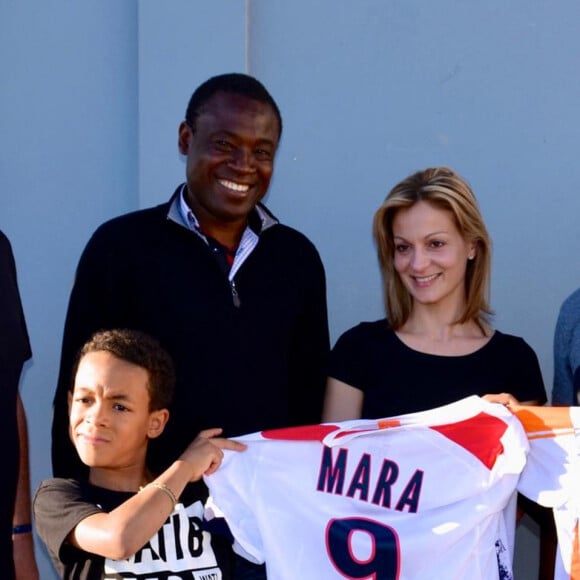 Exclusif - Yannick Stopyra, responsable du recrutement au centre de formation des Girondins de Bordeaux, Audrey Crespo-Mara, son mari Aliou Mara, leurs fils Sékou (2002) et Lamine (2005) le 26 avril 2015 à Bordeaux. Audrey Crespo-Mara, son fils Sekou Mara, après avoir fait ses armes chez les Girondins de Bordeaux jusqu'en 2022 joue actuellement à Southampton et est sélectionné chez les Espoirs en France.