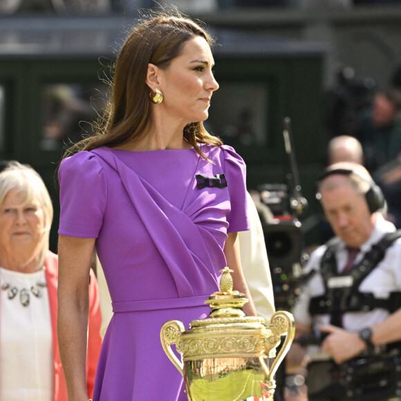 Kate Middleton remet la coupe à Carlos Alcaraz après sa victoire face à Novak Djokovic en finale du tournoi de Wimbledon 2024 (6/2 - 6/2 - 7/6). Wimbledon, le 14 juillet 2024. 