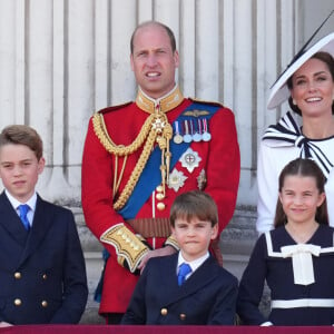 
Le prince William, prince de Galles, Catherine Kate Middleton, princesse de Galles, le prince George, le prince Louis et la princesse Charlotte - Les membres de la famille royale britannique au balcon du Palais de Buckingham lors de la parade militaire "Trooping the Colour" à Londres. © Julien Burton / Bestimage 