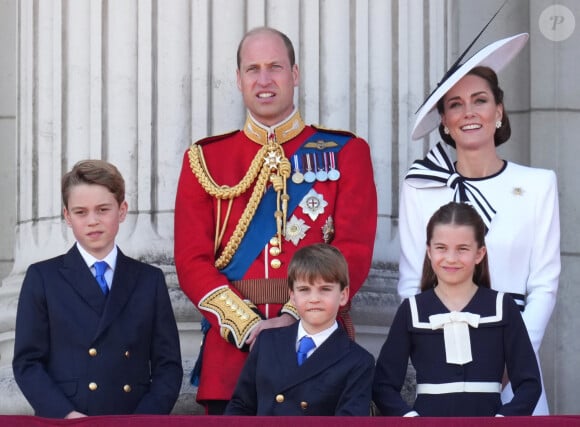 
Le prince William, prince de Galles, Catherine Kate Middleton, princesse de Galles, le prince George, le prince Louis et la princesse Charlotte - Les membres de la famille royale britannique au balcon du Palais de Buckingham lors de la parade militaire "Trooping the Colour" à Londres. © Julien Burton / Bestimage 