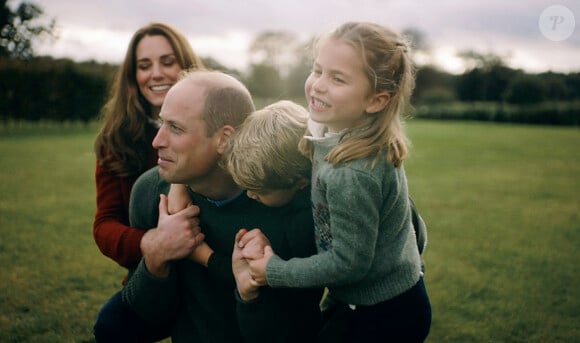 Ce jeudi 29 août 2024, le magazine "Hello" a révélé que la mère de famille a récemment été aperçue avec ses trois enfants, George, Charlotte et Louis en train de déguster un fish and chips.
Le prince William, duc de Cambridge, et Catherine (Kate) Middleton, duchesse de Cambridge, avec leurs enfants, le prince George de Cambridge et la princesse Charlotte de Cambridge - Le Duc et la Duchesse de Cambridge publient une vidéo privée en famille dans le Norfolk et dans leur résidence de Anmer Hall avec leurs 3 enfants pour marquer leur 10 ème anniversaire de mariage.
Crédit obligatoire :Will Warr / Duke and Duchesse of Cambridge / Kensington Royal via Bestimage 