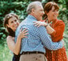 Mais près de 50 ans avant, Gérard Darmon est devenu le père de Virginie (En rouge sur la photo tirée du film Le Bonheur est dans le pré)Virginie Darmon (g), Michel Serrault (c) et Carmen Maura dans la comédie française 'Le Bonheur est dans le Pre' d'Etienne Chatiliez, en France, le 30 novembre 1995. Photo par Nil Film/DPA/ABACAPRESS.COM