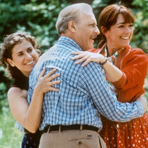 Mais près de 50 ans avant, Gérard Darmon est devenu le père de Virginie (En rouge sur la photo tirée du film Le Bonheur est dans le pré)Virginie Darmon (g), Michel Serrault (c) et Carmen Maura dans la comédie française 'Le Bonheur est dans le Pre' d'Etienne Chatiliez, en France, le 30 novembre 1995. Photo par Nil Film/DPA/ABACAPRESS.COM