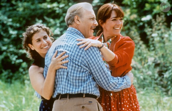 Mais près de 50 ans avant, Gérard Darmon est devenu le père de Virginie (En rouge sur la photo tirée du film Le Bonheur est dans le pré)Virginie Darmon (g), Michel Serrault (c) et Carmen Maura dans la comédie française 'Le Bonheur est dans le Pre' d'Etienne Chatiliez, en France, le 30 novembre 1995. Photo par Nil Film/DPA/ABACAPRESS.COM