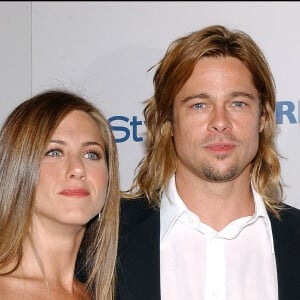 Les deux mariages de Jennifer, avec Brad Pitt et avec JustinTheroux, ont échoué.Jennifer Aniston et Brad Pitt assistent au gala Project A.L.S Friends Finding a Cure au Beverly Regent Hotel.