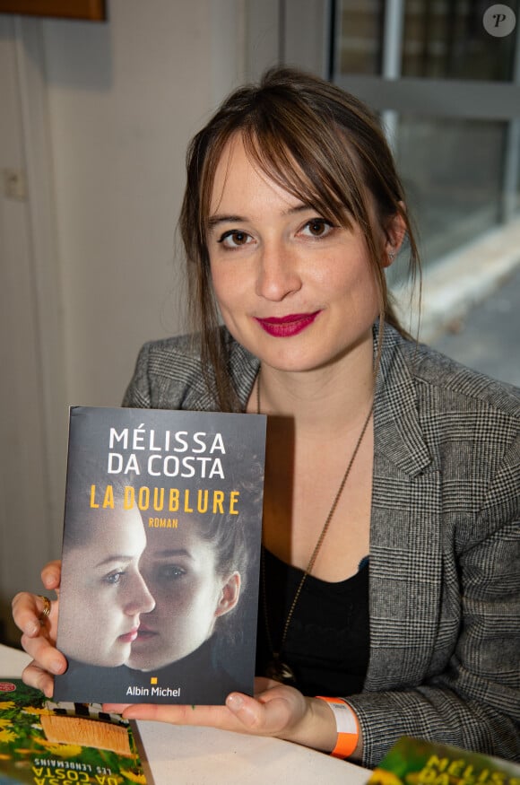 L'auteur Mélissa Da Costa pour son roman " La Doublure " aux éditions Albin Michel - Festival du livre 2022 de Marseille le 26 novembre 2022. © Patrick Carpentier/Bestimage No Web - Belgique et Suisse