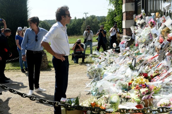 La vie reprend doucement à Douchy...
Anthony Delon et son demi-frère Alain-Fabien découvrent les hommages devant les grilles de la propriété de Douchy, quelques heures avant les obsèques de leur père, A.Delon, le 24 août 2024.