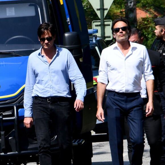 Anthony Delon et son demi-frère Alain-Fabien découvrent les hommages devant les grilles de la propriété de Douchy, quelques heures avant les obsèques de leur père, A.Delon, le 24 août 2024.