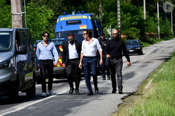 Anthony Delon et son demi-frère Alain-Fabien découvrent les hommages devant les grilles de la propriété de Douchy, quelques heures avant les obsèques de leur père, A.Delon, le 24 août 2024.