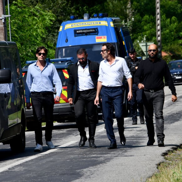 Anthony Delon et son demi-frère Alain-Fabien découvrent les hommages devant les grilles de la propriété de Douchy, quelques heures avant les obsèques de leur père, A.Delon, le 24 août 2024.