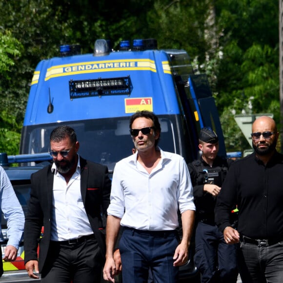 Anthony Delon et son demi-frère Alain-Fabien découvrent les hommages devant les grilles de la propriété de Douchy, quelques heures avant les obsèques de leur père, A.Delon, le 24 août 2024.