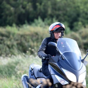 Paul Belmondo en scooter - Les invités à la sortie de la propriété de Douchy-Montcorbon après les obsèques d'Alain Delon le 24 août 2024. 