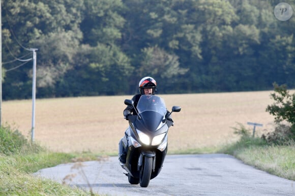 Paul Belmondo en scooter - Les invités à la sortie de la propriété de Douchy-Montcorbon après les obsèques d'Alain Delon le 24 août 2024. 