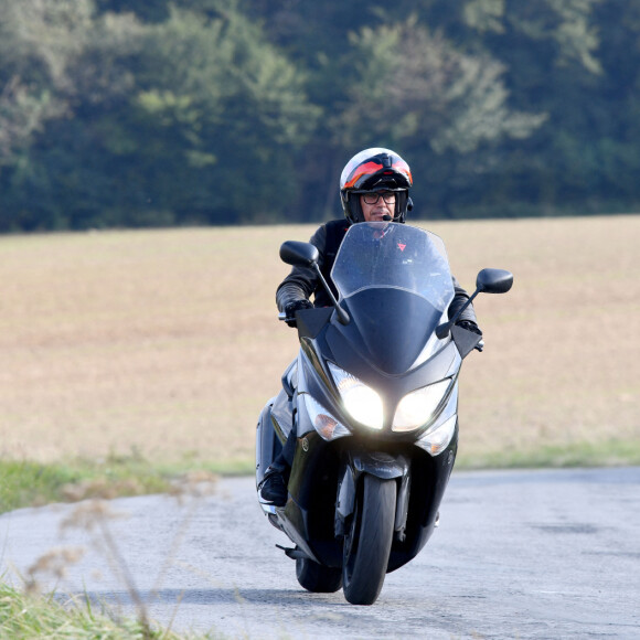 Paul Belmondo en scooter - Les invités à la sortie de la propriété de Douchy-Montcorbon après les obsèques d'Alain Delon le 24 août 2024. 