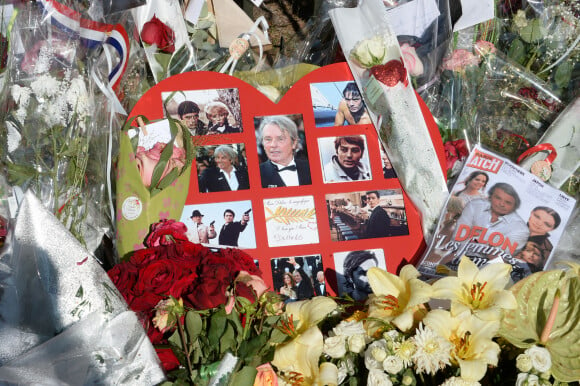 Les fans rendent hommage à Alain Delon devant la grille de sa propriété à Douchy-Montcorbon pendant ses obsèques