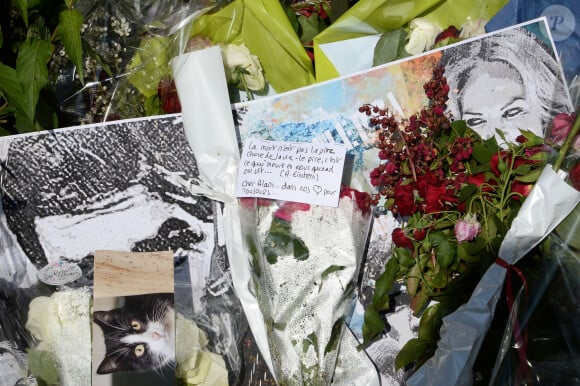 Les fans rendent hommage à Alain Delon devant la grille de sa propriété à Douchy-Montcorbon pendant ses obsèques le 24 août 2024. 