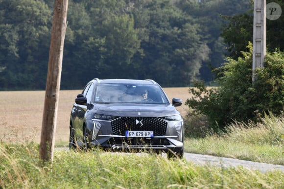 La voiture de Rachida Dati - Les invités à la sortie de la propriété de Douchy-Montcorbon après les obsèques d'Alain Delon le 24 août 2024. 