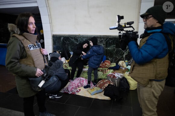 Confrontée à la mort en permanence, elle peut compter sur le soutien de son compagnon...
Des journalistes portent des casques et des gilets de sauvetage à Kiev, en Ukraine, le 2 mars 2022. Au septième jour de l'invasion de l'Ukraine par la Russie. Dorothée Olliéric Photo de Raphael Lafargue/ABACAPRESS.COM