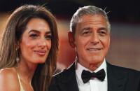 George Clooney au bras de sa sublime femme Amal : elle a misé sur la couleur de la saison avec une création Atelier Versace