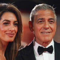 George Clooney au bras de sa sublime femme Amal : elle a misé sur la couleur de la saison avec une création Atelier Versace