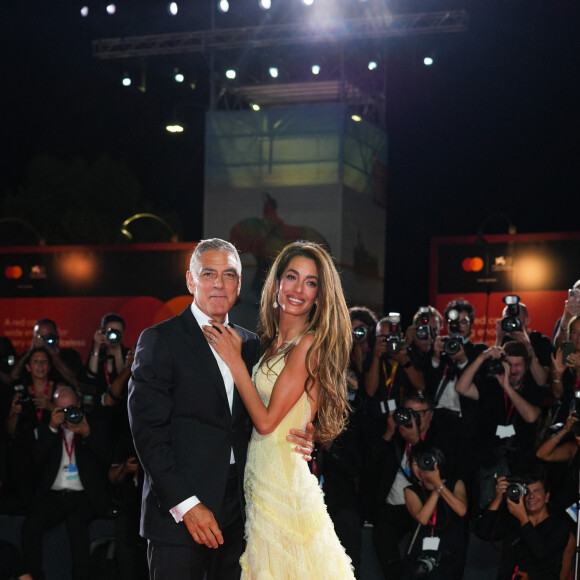 Amal Clooney était solaire dans une magnifique robe en dentelle signée Atelier Versace. 
George Clooney et sa femme Amal Clooney à la projection de "Wolfs" lors du 81ème festival international du film de Venise, la Mostra le 1er septembre 2024. © Lucia Sabatelli / Bestimage